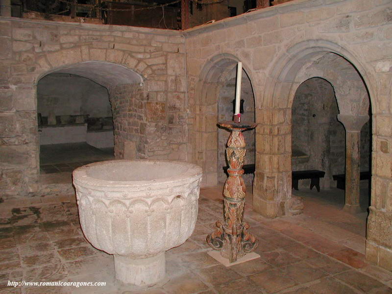 ESPACIO DE LA NAVE, DELANTE DE LOS ACCESOS A CRIPTA CENTRAL Y NORTE